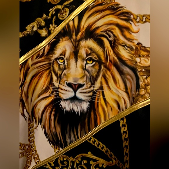 Lion shirt, the brand is King. Size is large, and it is long and a bit n… - Picture 3 of 3